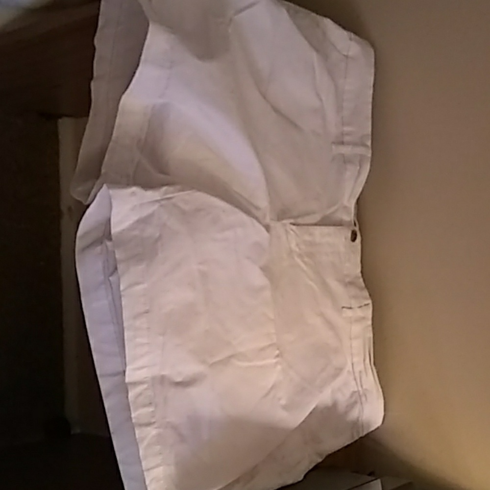 Old Navy white shorts 22